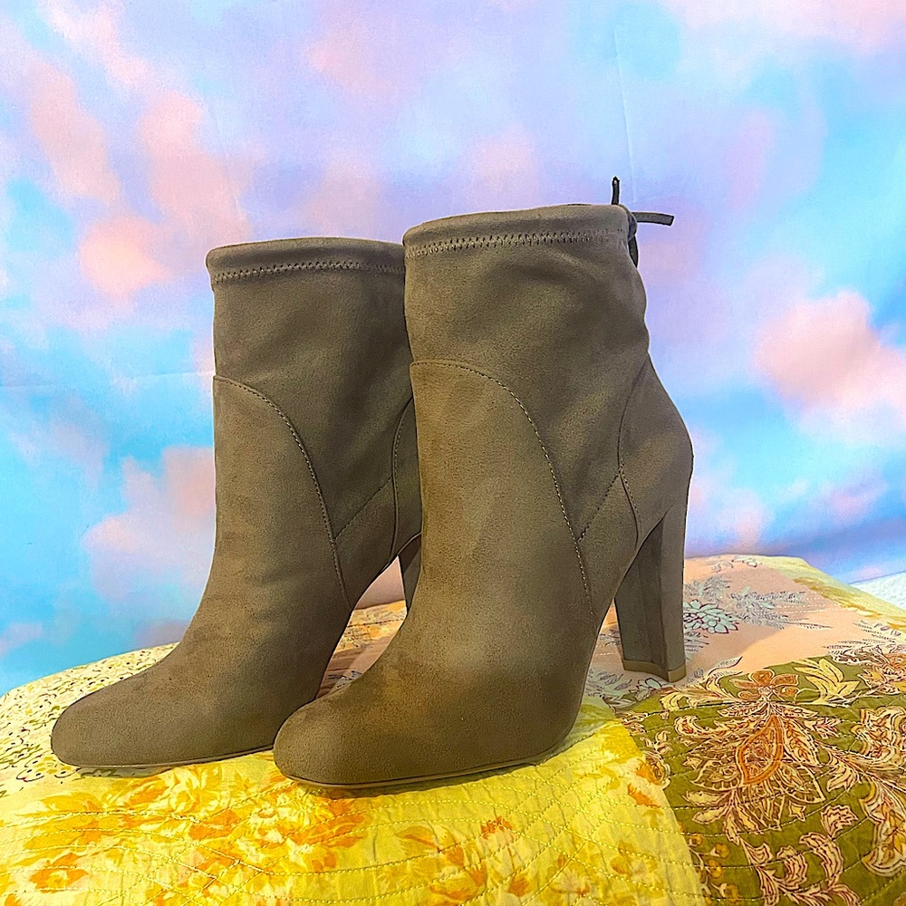 Beautiful Charles David Women’s Taupe Microsuede Heeled Booties (NWT Sz 7)